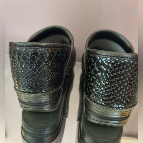 👩🏼‍⚕️🏥 Dansko Professional Black Iridescent Snake Print 41 - Picture 5 of 9